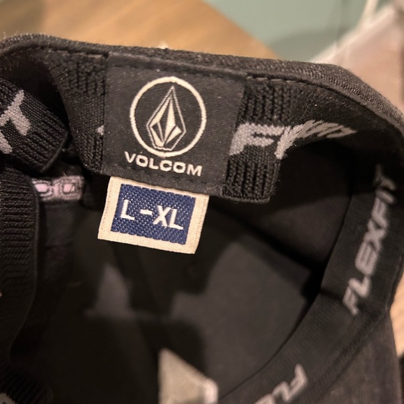 Volcom men’s black fitted hat - Picture 6 of 6